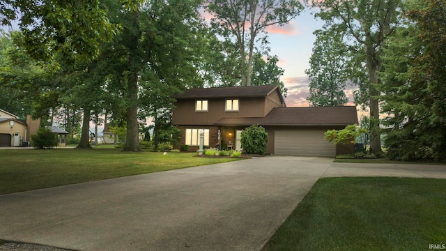 view of front of house featuring a lawn