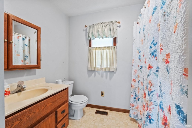 bathroom featuring a shower with curtain, vanity, and toilet