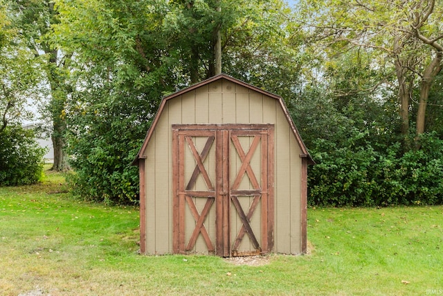 view of outdoor structure with a yard