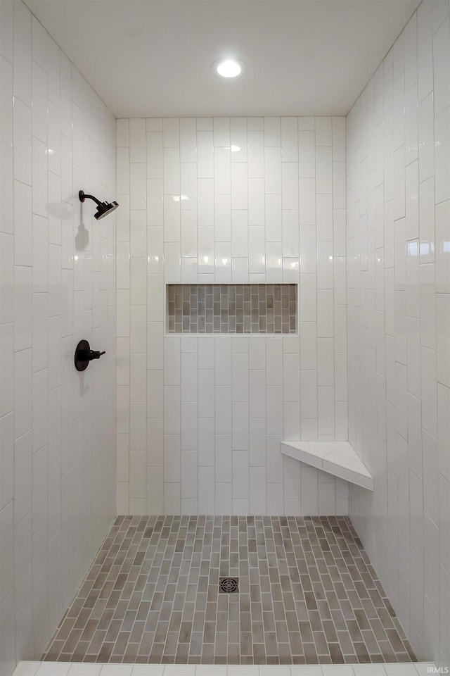 bathroom featuring tiled shower