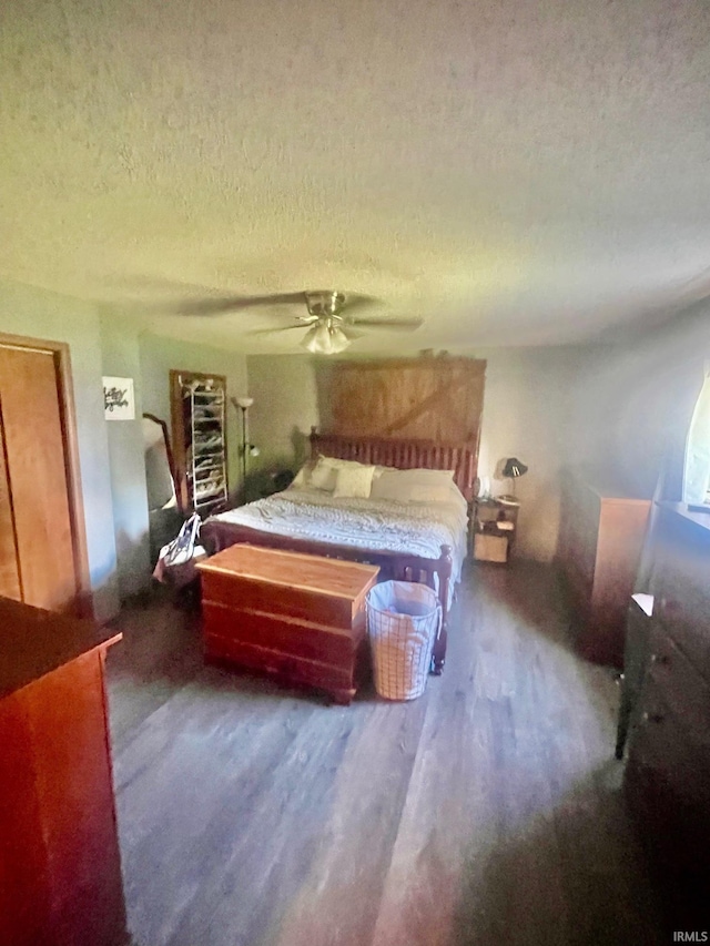 bedroom featuring ceiling fan and a textured ceiling