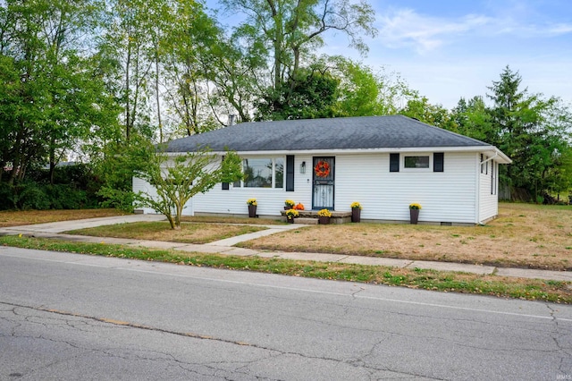 single story home with a front lawn