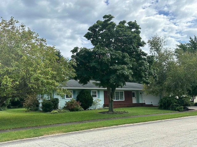 single story home with a front yard