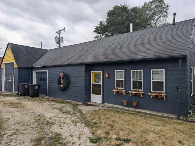 view of front of home with a front lawn