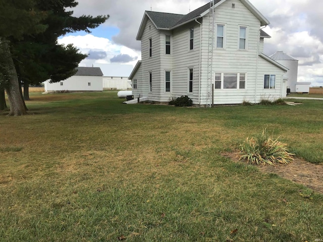 view of side of property featuring a lawn