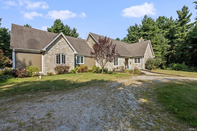 view of front of home featuring a front yard