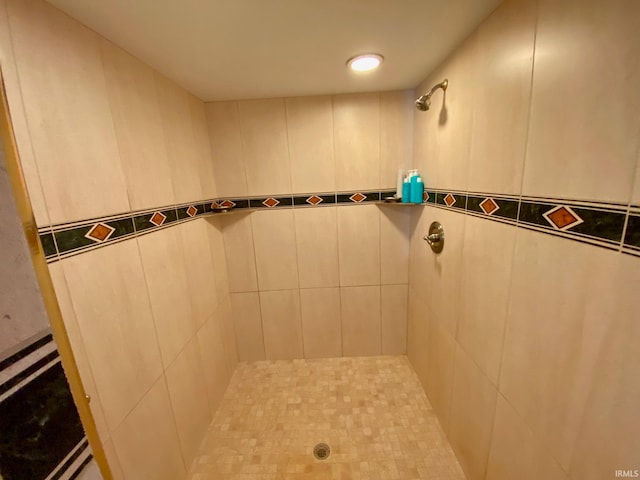 bathroom featuring a tile shower