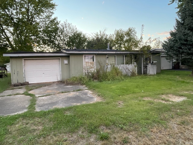 view of front of home featuring a front yard and a garage