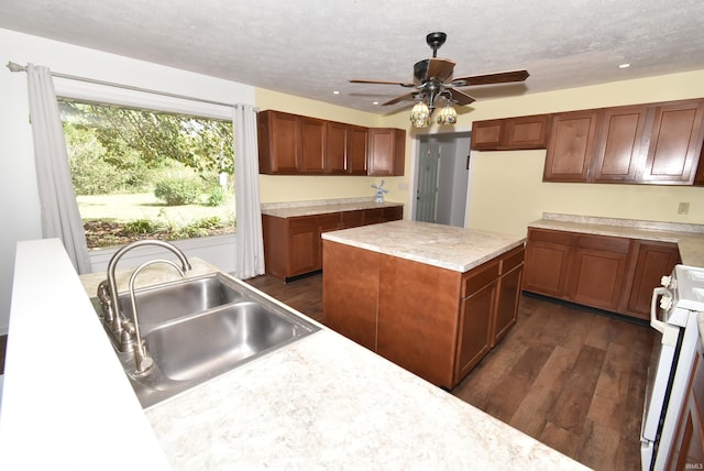 kitchen featuring white range, a textured ceiling, dark hardwood / wood-style floors, sink, and ceiling fan