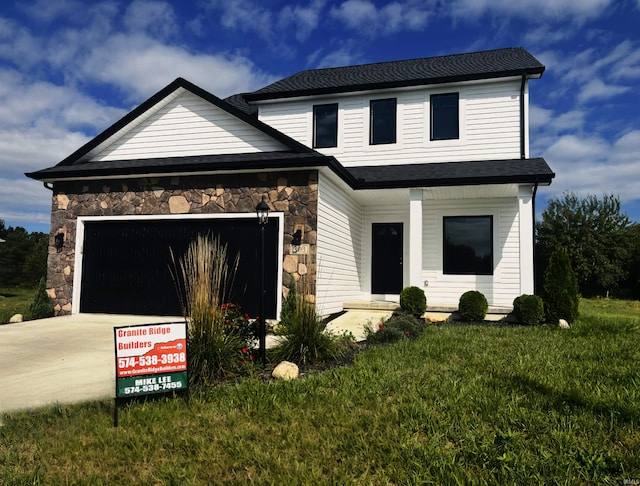 view of front facade featuring a front lawn