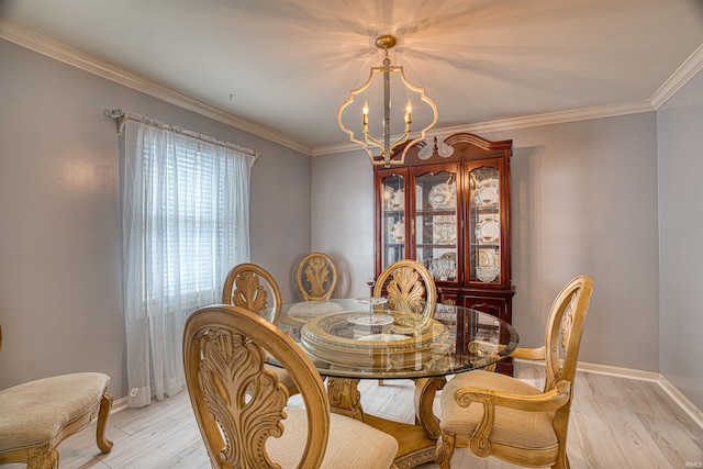 dining area featuring light wood-type flooring, crown molding, and a chandelier