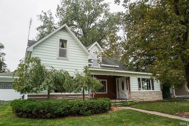 view of front facade with a front lawn