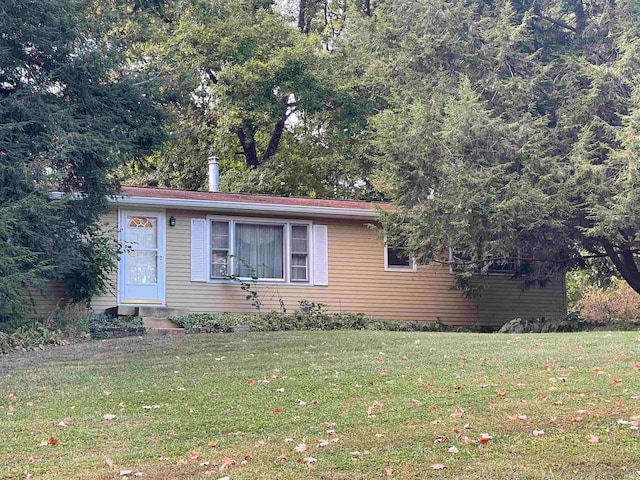 view of front of house with a front lawn