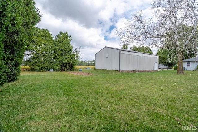 view of yard featuring an outbuilding