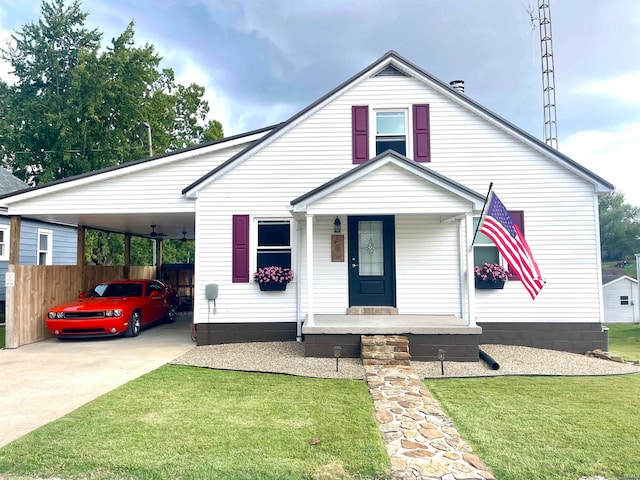 view of front facade featuring a front lawn, covered porch, and a carport