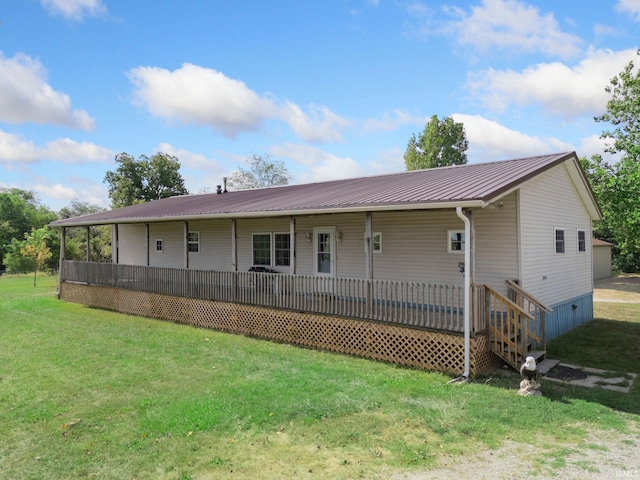 back of house featuring a lawn