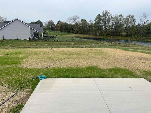 view of yard featuring a water view