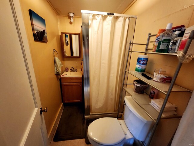 bathroom with a shower with shower curtain, vanity, and toilet