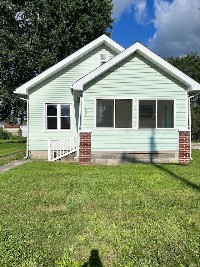 view of front facade featuring a front lawn