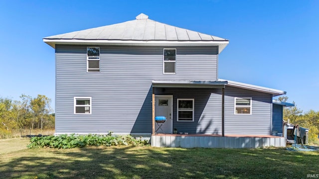 back of house featuring a lawn