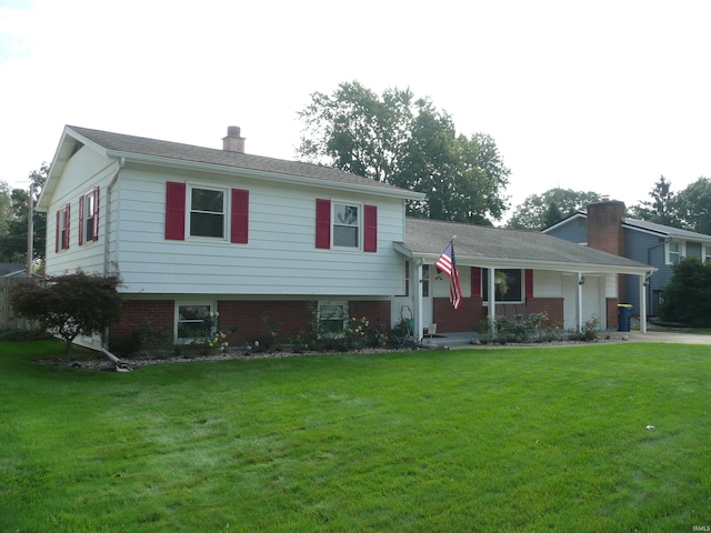 split level home featuring a front yard