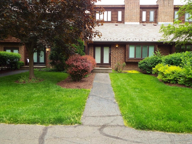 view of front of property with a front yard