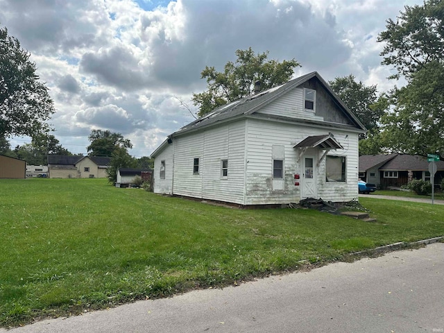 view of side of property featuring a lawn