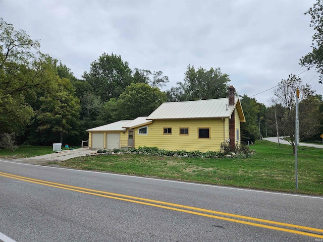 view of front of house featuring a front lawn and a garage