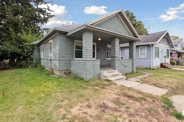 view of front of property featuring a front lawn