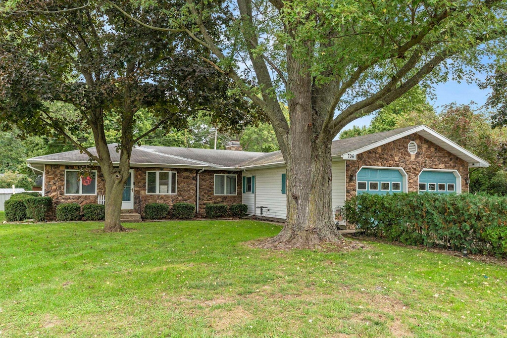 ranch-style house featuring a front lawn