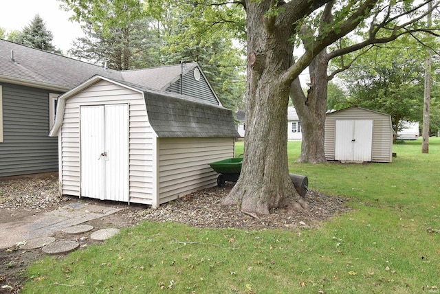 view of outdoor structure with a yard