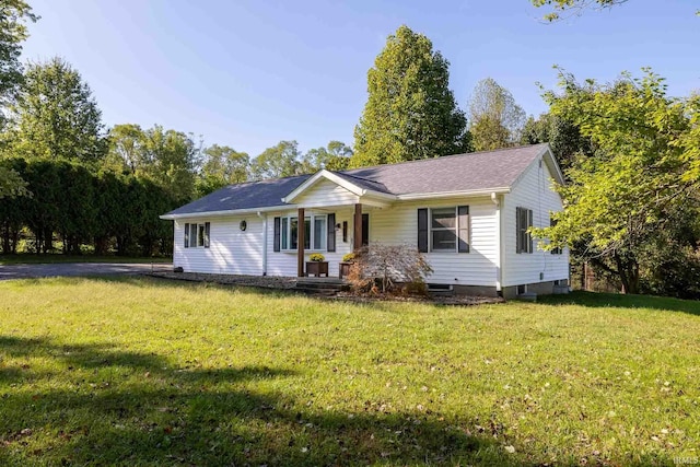 view of front of property featuring a front yard