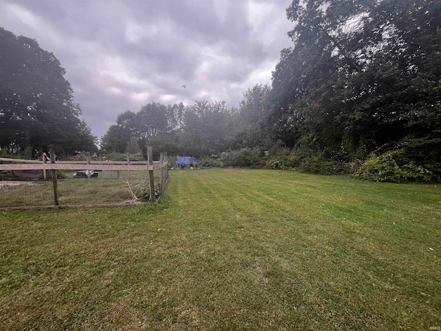 view of yard featuring a rural view