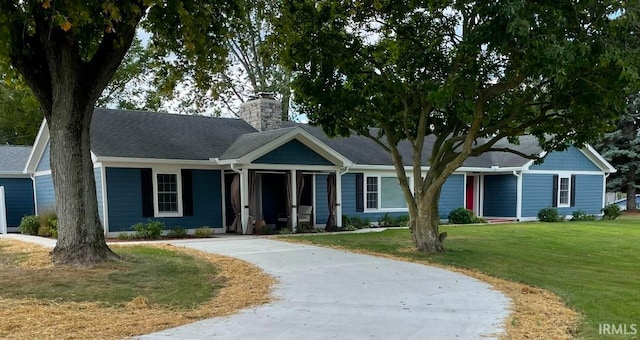 view of front of home featuring a front lawn