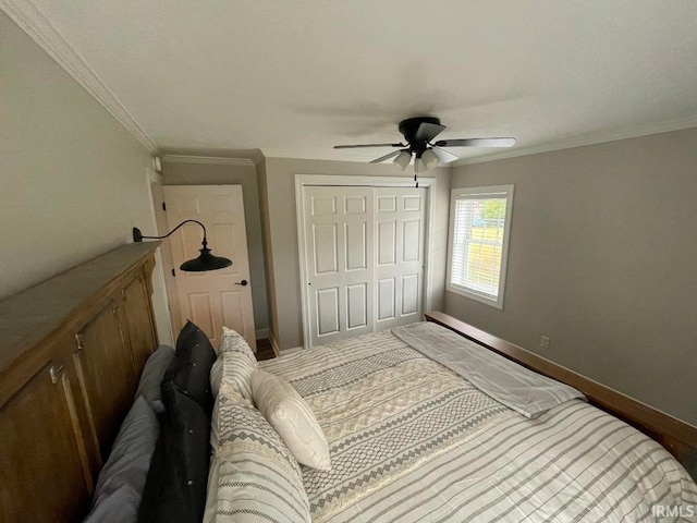 bedroom with crown molding, ceiling fan, and a closet