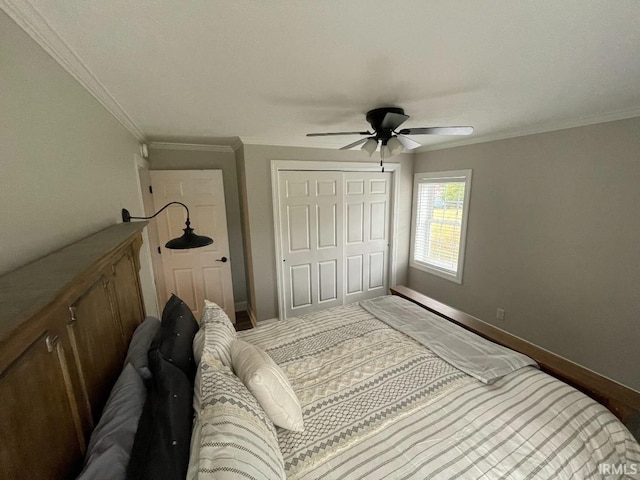 bedroom featuring ceiling fan, baseboards, crown molding, and a closet