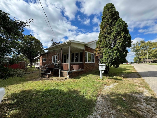 view of front facade featuring covered porch and a front yard