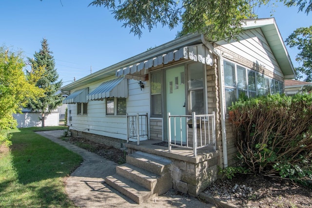 bungalow-style house with a front lawn