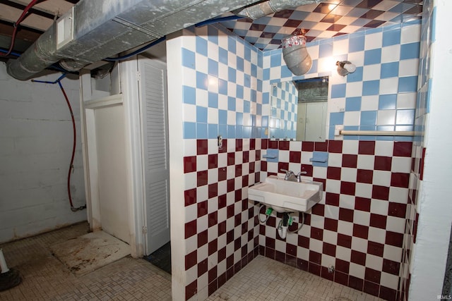 bathroom featuring tile walls