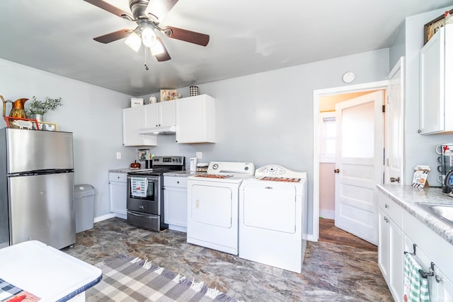 laundry area with ceiling fan and washer and dryer