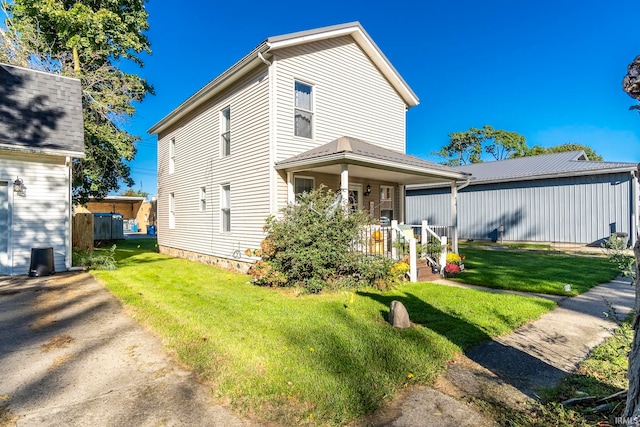 view of front facade with a front yard