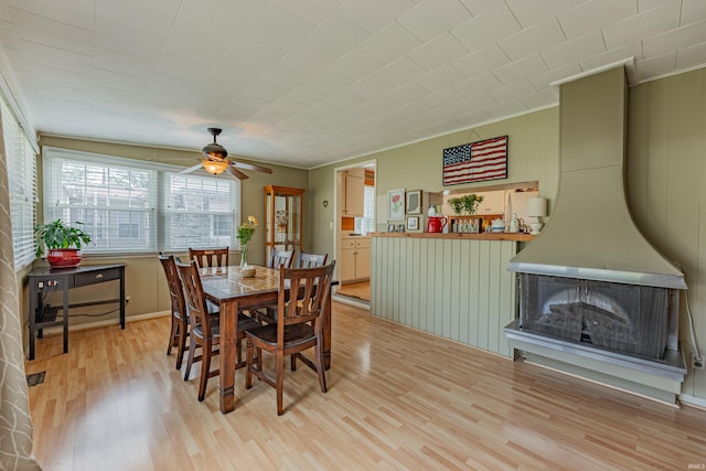 dining area featuring ceiling fan, light hardwood / wood-style floors, and ornamental molding