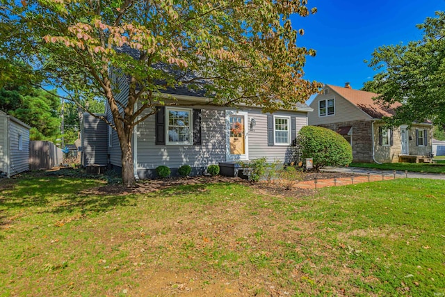 view of front facade featuring a front yard