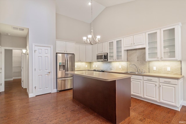 kitchen with an inviting chandelier, white cabinetry, visible vents, appliances with stainless steel finishes, and a sink