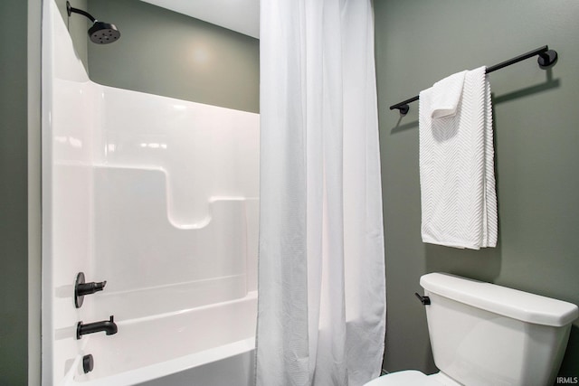 bathroom featuring shower / bath combo with shower curtain and toilet