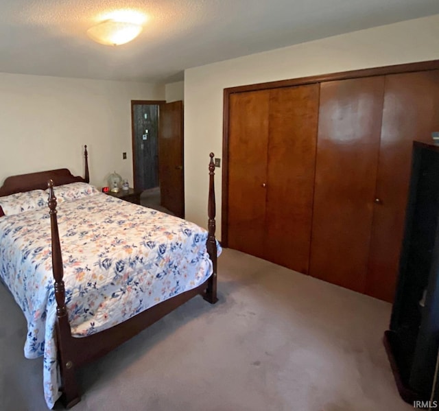 bedroom with light carpet, a closet, and a textured ceiling