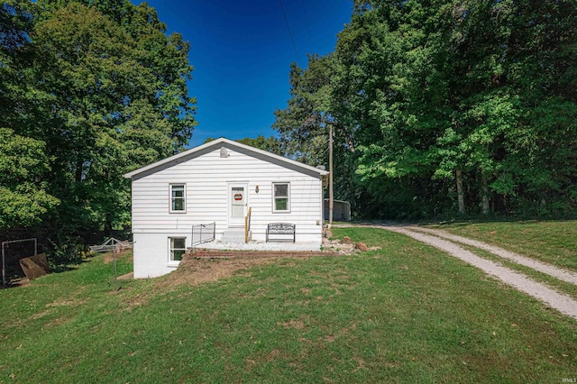 view of side of property featuring a lawn