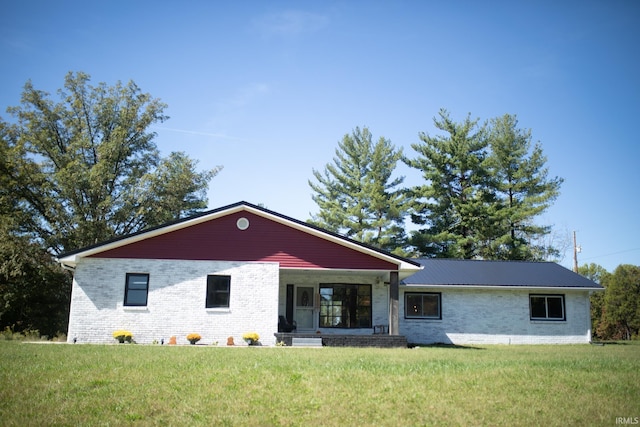 view of front of home featuring a front lawn