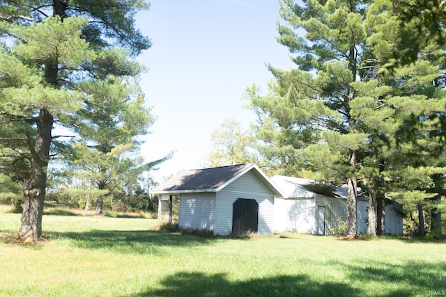 view of yard featuring an outdoor structure