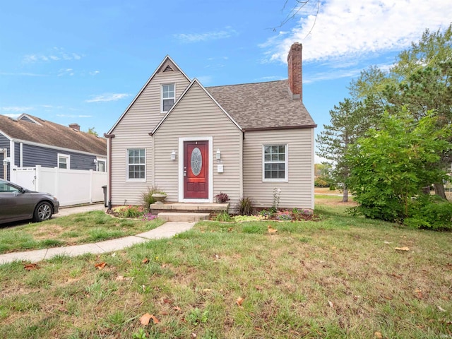 view of front of property featuring a front lawn